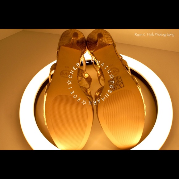 Evie Platform in Gold Metallic Leather - Picture 9 of 9